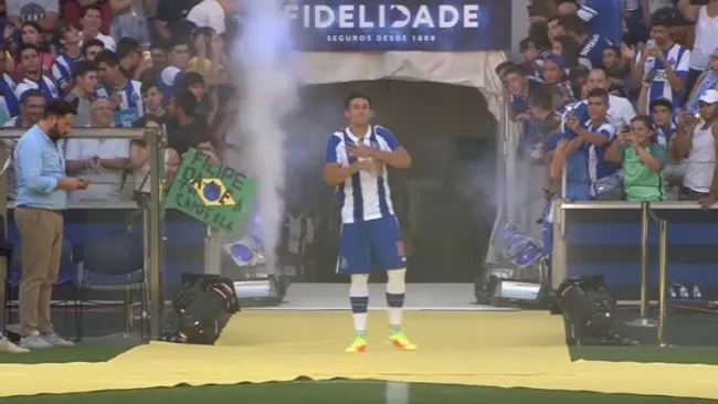 Héctor Herrera saluda a la afición en el Estadio do Dragao