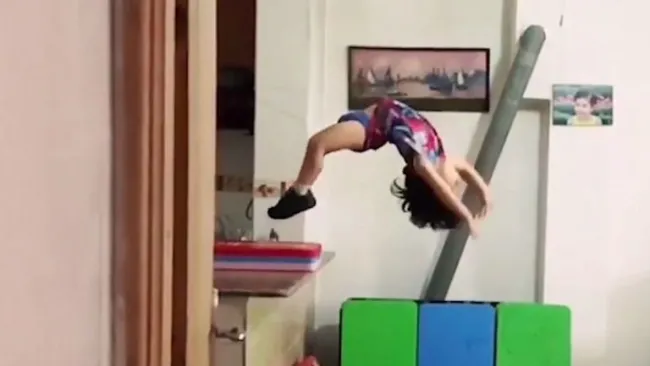 Uno de los niños hace un salto mortal