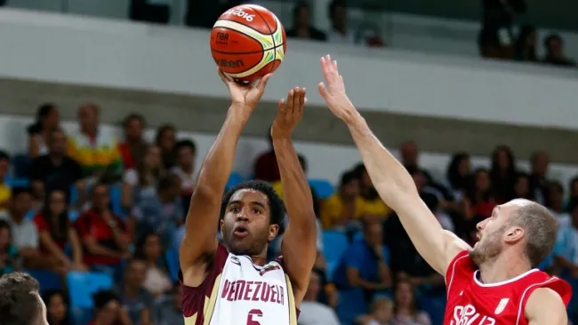 John Cox intenta un tiro en un juego de Venezuela