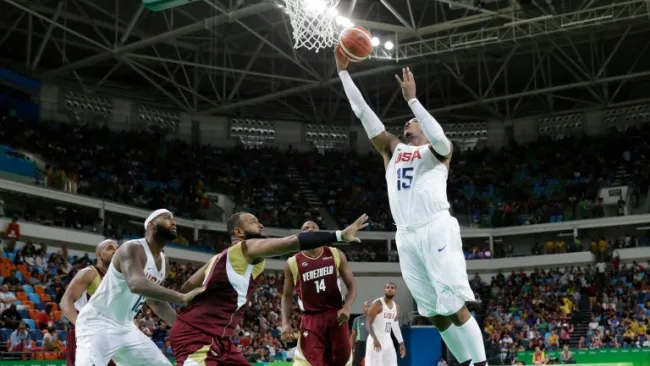 Carmelo Antonhy encesta un balón en el juego frente a Venezuela