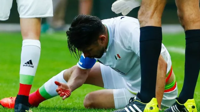 Oribe Peralta se limpia la sangre tras romperse la nariz