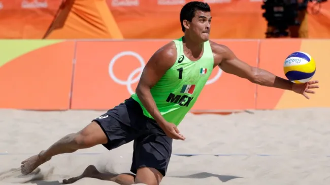 Rodolfo Ontiveros impacta el balón de voleibol en Río