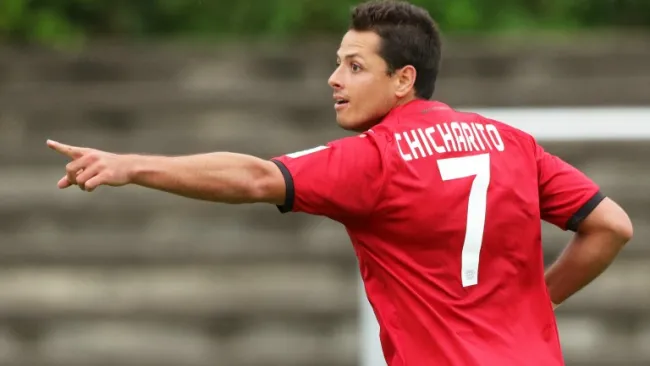 Chicharito festeja un tanto con el Leverkusen
