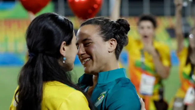 Cerullo y su pareja, durante la pedida de mano