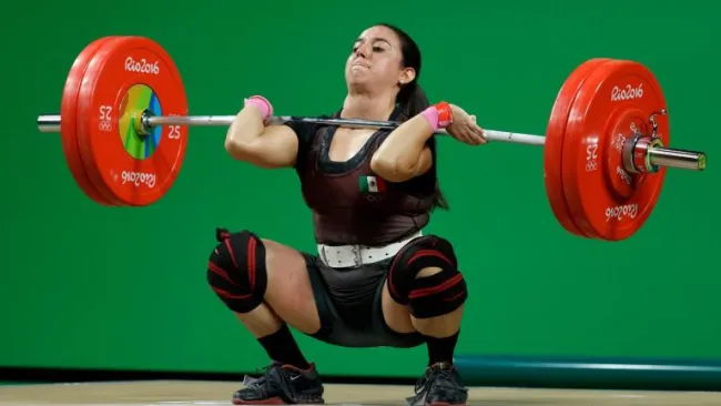 Alicia Gurrola en uno de sus levantamientos en Río 2016