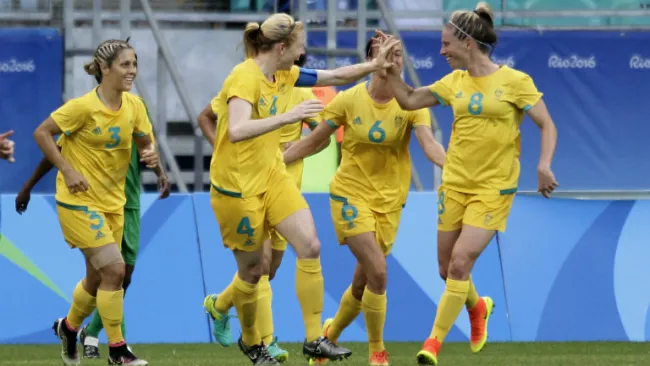 Jugadoras de Australia festejan un gol contra Zimbabue 