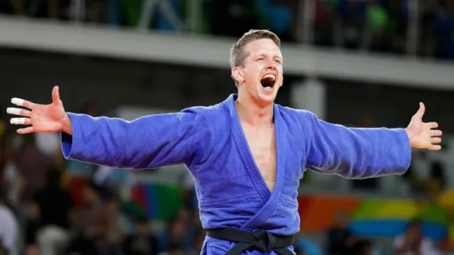 Dirk Van Tiechtl celebra tras ganar el bronce