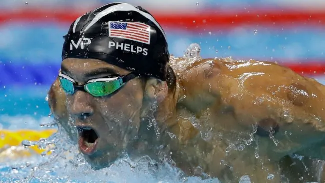 El nadador norteamericano Michael Phelps en acción durante JO