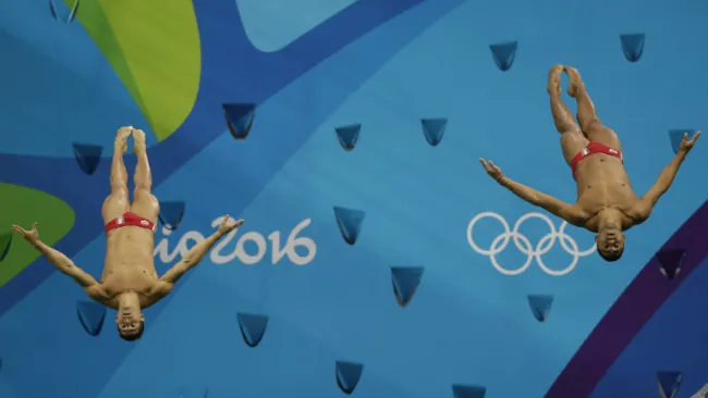 Rommel Pacheco y Jahir Ocampo hacen un lanzamiento en el Trampolín