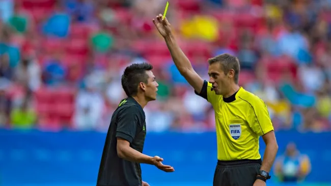 Lozano es amonestado en el partido contra Corea del Sur