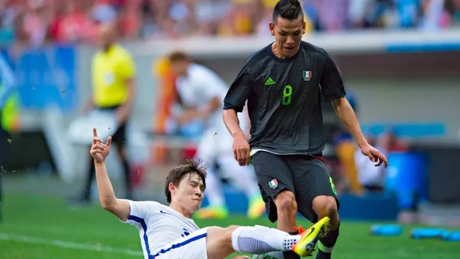 Lozano pelea un balón frente a un jugador de Corea del Sur