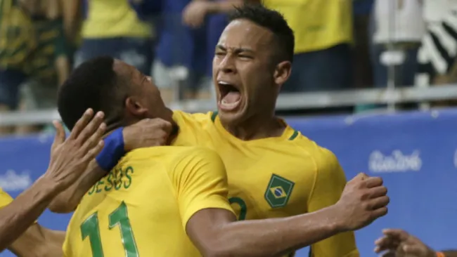 Neymar festeja una anotación contra Dinamarca