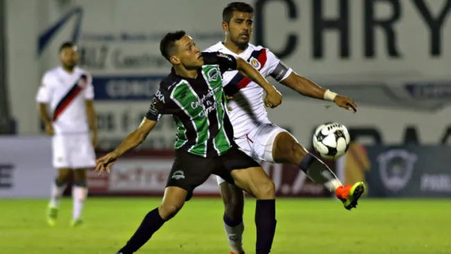 Miguel Ponce pelea por el balón en juego contra Cafetaleros