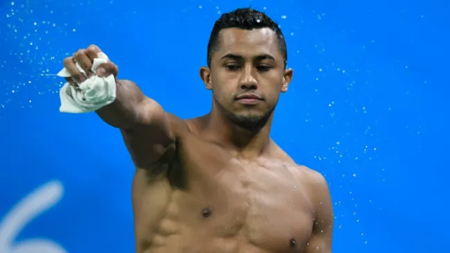 Jahir Ocampo exprime su toalla durante la compentencia de clavados en Río