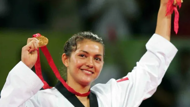 María del Rosario Espinoza presume su medalla de oro en Beijing 2008
