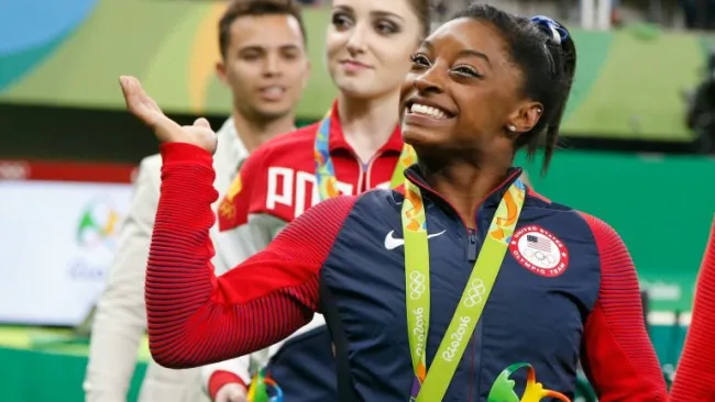 Simone Biles después de recibir su medalla de Oro