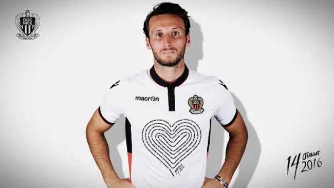 Jugador del Niza muestra el jersey especial