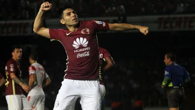 Silvio Romero festeja un gol con América