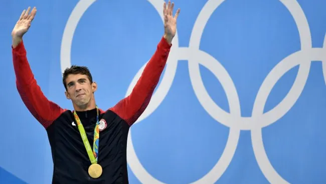 Michael Phelps recibe su medalla de Oro 22