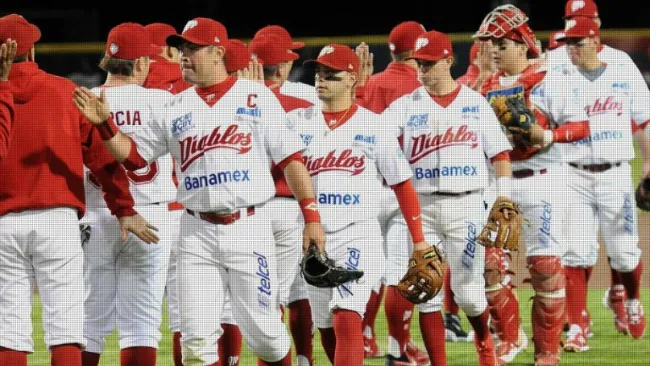 Jugadores de Diablos se saludan tras un partido