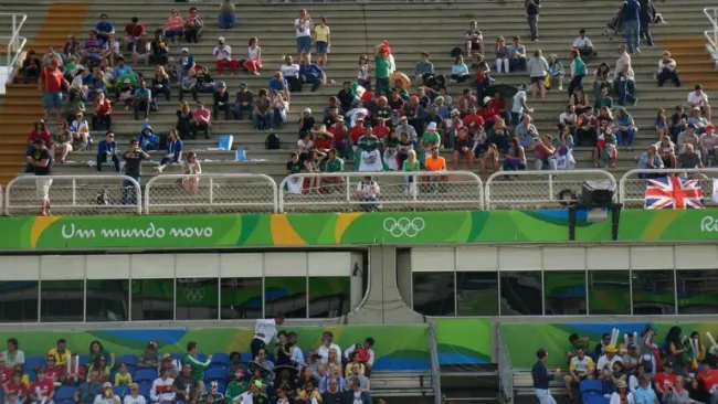 Mexicanos apoyan a Alejandra Valencia en el Sambódromo