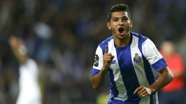 Tecatito, festejando un gol con el Porto en la temporada pasada