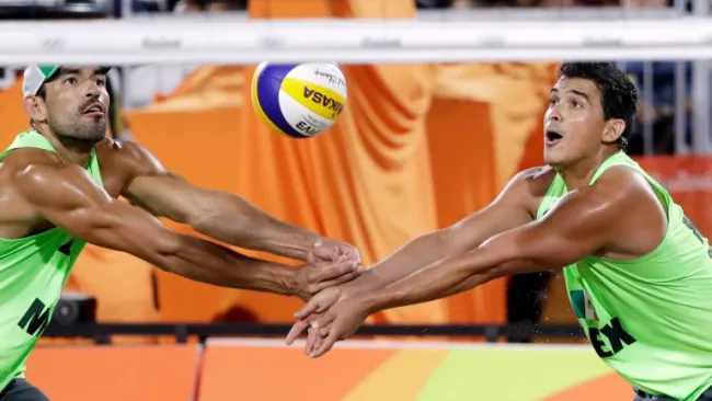 Ontiveros y Virgen durante el partido contra Holanda