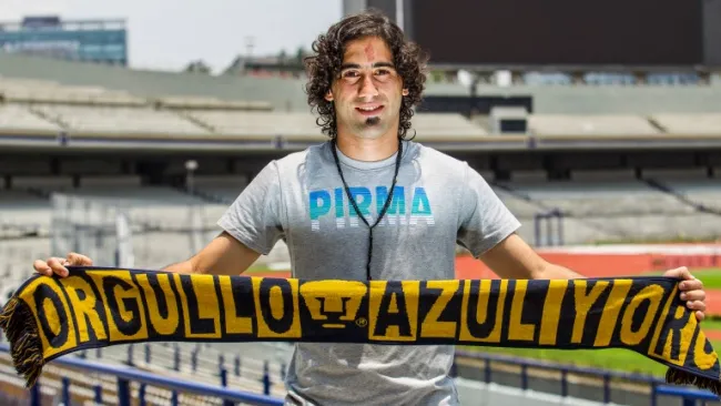 Matías Britos posa con una bufanda de Pumas