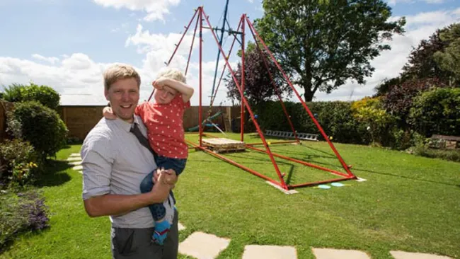 Colin Furze presume el columpio para su hijo
