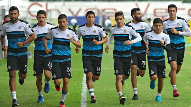Elementos de Chivas entrenan en Verde Valle