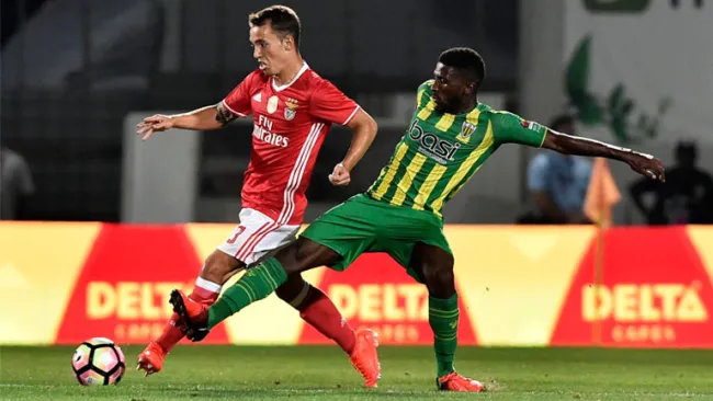 El futbolista de Benfica, Grimaldo, lucha por el esférico contra Tavares