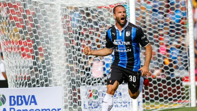 Emanuel Villa celebrando el gol que le marcó a Puebla
