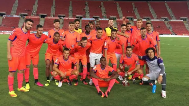 Ochoa y el Granada posan con el trofeo Ciudad de Palma