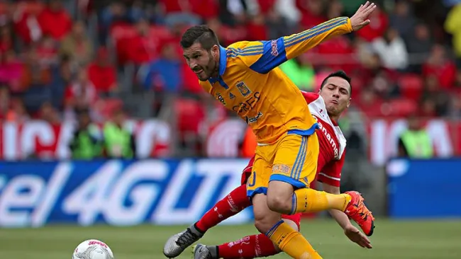 Antonio Ríos intenta una barrida sobre Gignac