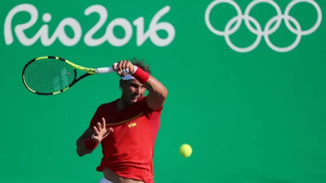 Rafael Nadal golpea con su raqueta la pelota en el duelo contra Nishikori