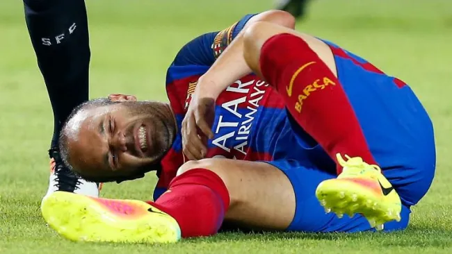 Andrés Iniesta en lamento después de lesionarse en el partido de la Supercopa de España 