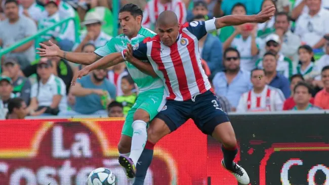 Carlos Salcido durante el partido de la Jornada 5 contra Santos