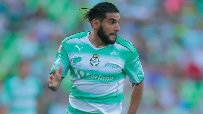 Martín Bravo en un partido de Santos