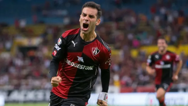 Rafa Márquez, uno de los símbolos atlistas celebra un gol con los rojinegros