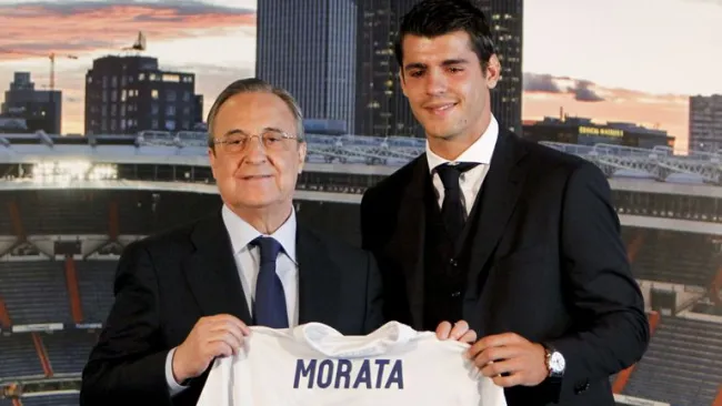 Álvaro Morata posa junto a Florentino Pérez