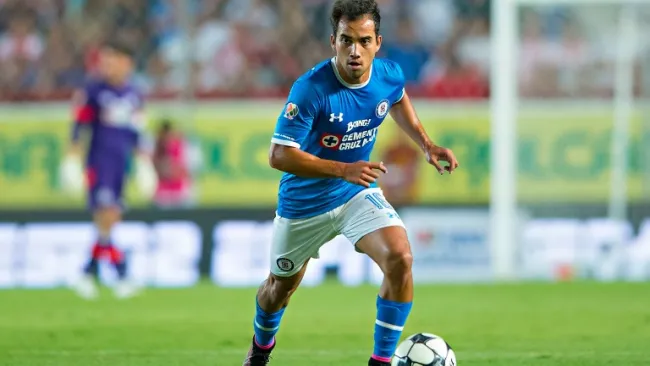 Adrián Aldrete disputa un partido con Cruz Azul