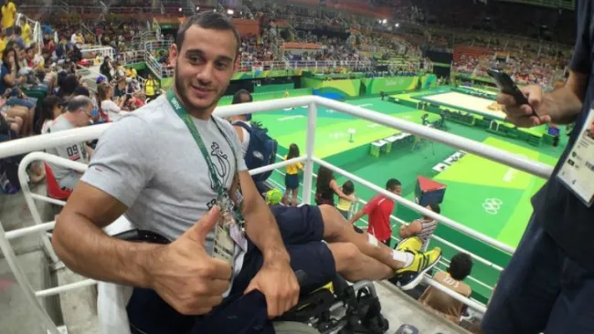 Samir Ait Said saluda a la cámra luego de ser operado