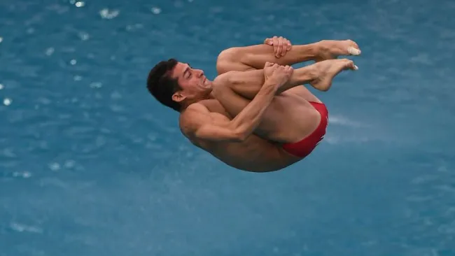 Momento en que Rommel Pacheco hace un clavado