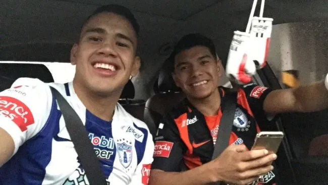 Misael Rodríguez posa con la camiseta del Pachuca