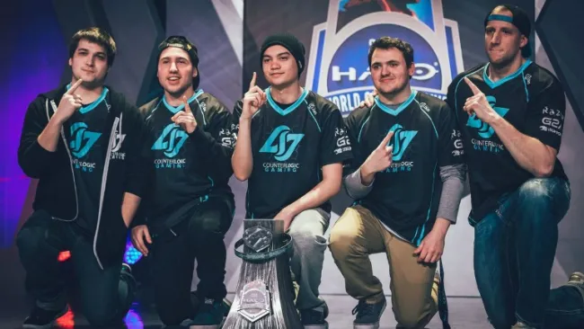 Todos los miembros CLG posan con el trofeo de Halo