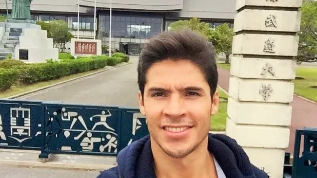 Eduardo Ávila posando para la foto