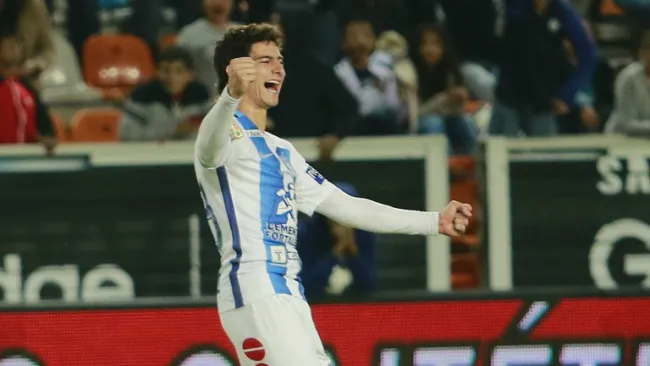 John Stefan Medina celebra un gol con Pachuca