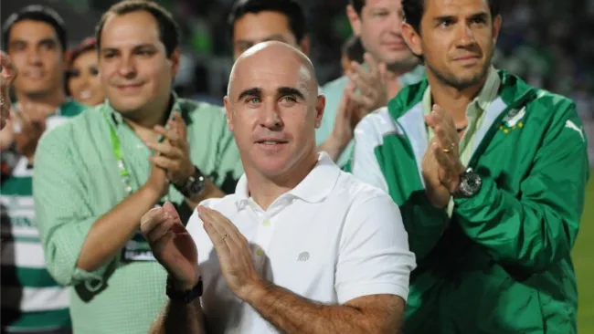 Pony Ruíz, en un homenaje con Santos Laguna