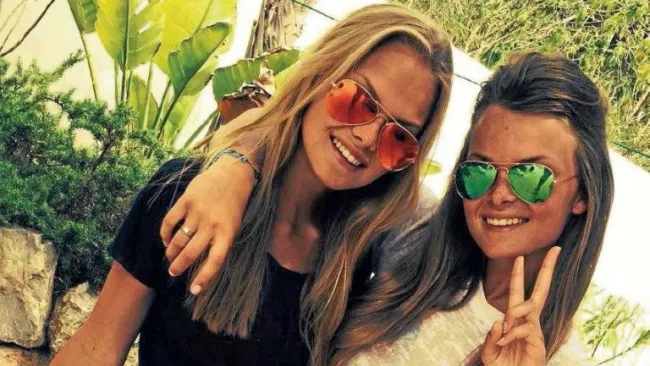 Hijas de Frank de Boer posan para la cámara