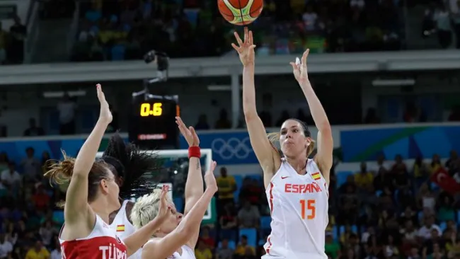 Anna Cruz consigue la canasta de la victoria